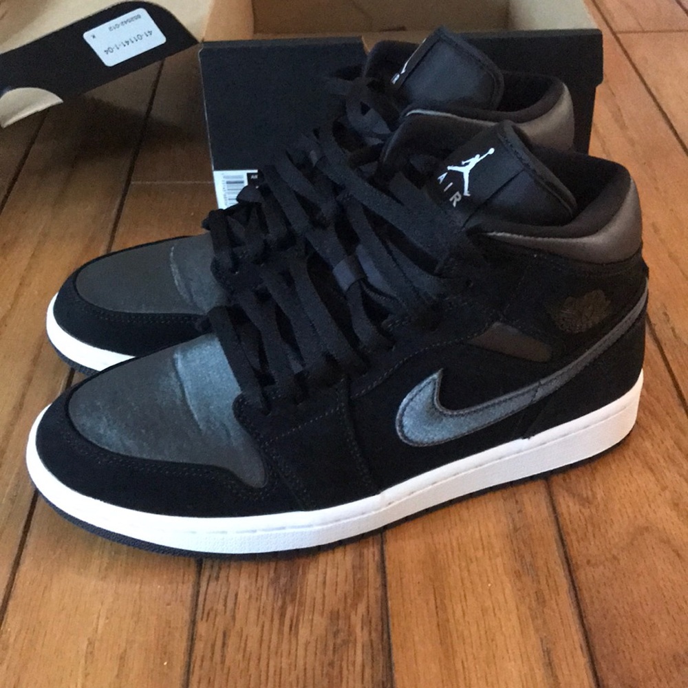 Jordan 1 mid SE